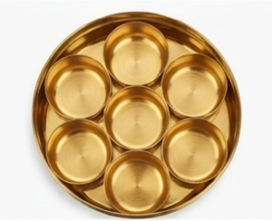 Étagère à épices artisanale ronde en métal doré avec 7 compartiments pour le rangement de cuisine et la présentation de la vaisselle - Product Image 1