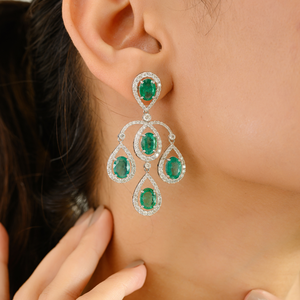 ต่างหูแบบห้อยประดับเพชรทรงหยดน้ำและมรกตทรงรีสไตล์อาร์ตเดโค NOVA 18K - Product Image 1