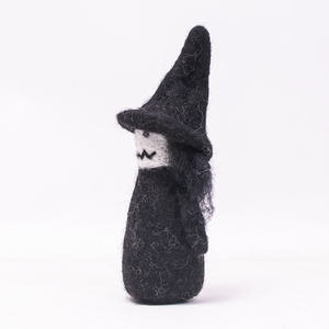 Sorcière noire en feutre de laine faite à la main – Petite figurine en feutre aiguilleté, décoration d'Halloween, cadeau - Product Image 3