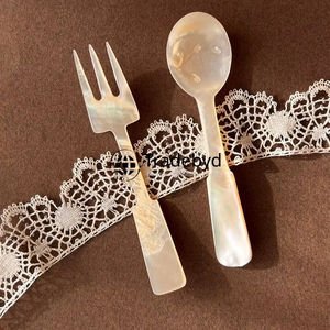 Cuillère en nacre de designer, élégante et faite à la main, pour la cuisine et la table, Tradebyd - Product Image 1
