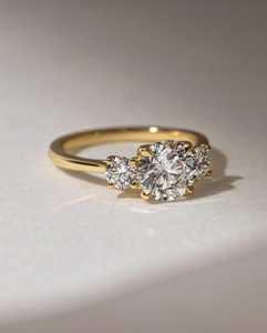 แหวนเพชรทรงกลม 2 กะรัต เพาะเลี้ยงในห้องปฏิบัติการ ทอง 14K ประดับเพชรสามเม็ด สำหรับงานหมั้น งานครบรอบ งานแต่งงาน ผู้ผลิตเครื่องประดับ โรงงาน ผู้จัดจำหน่าย - Product Image 1
