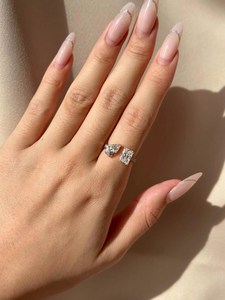 Anillo Toi et Moi con diamantes radiantes y de talla pera en oro amarillo macizo con banda pavé, anillo de compromiso clásico de dos piedras con cuatro puntas. - Product Image 2