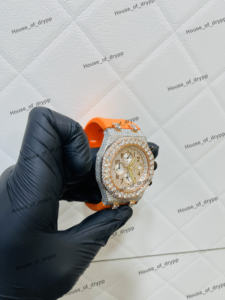 Montre-bracelet de style hip-hop avec cadran rond en acier inoxydable sertie de diamants moissanite et bracelet en caoutchouc - Product Image 3