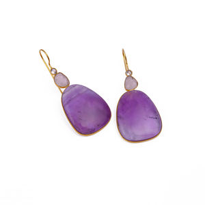 Boucles d'oreilles créoles tendance en améthyste violette naturelle et pierre de lune - Bijoux plaqués or sertis clos pour elle - Product Image 1