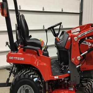 Achetez un tracteur à roues Massey Ferguson GC1723E, pompe et boîte de vitesses, qualité supérieure, haute productivité, livraison rapide - Product Image 1