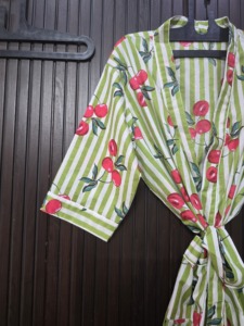 Robe en coton imprimé cerise pour femmes, manches trois quarts, longueur complète, fermeture à cordon, tenue d'été décontractée - Product Image 3