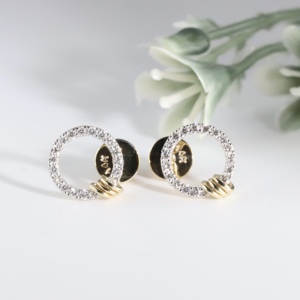 Pendientes Clásicos de Aro Abierto con Diamante Redondo Cultivado en Laboratorio, Tres Halo de Oro Amarillo, Envoltura de Alambre Pavé, Joyería de Regalo de Compromiso para Mujer - Product Image 1