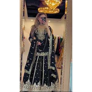 Ensemble de costume en satin de créateur avec broderie et travail de sequins pour un look de soirée - Product Image 1