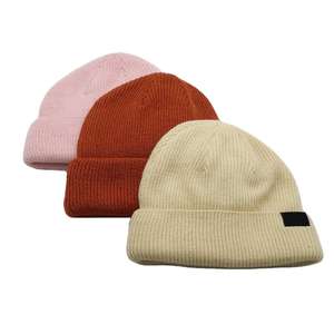 Bonnet en tricot solide sur mesure, doux et chaud, avec revers, pour l'hiver, style décontracté, extensible, pour l'extérieur - Product Image 1