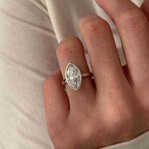 Anillo Solitario con Diamante Cultivado en Laboratorio de 3 Quilates, Corte Marquesa, Claridad VVS2, Engaste en Bisel, Anillo de Compromiso de Dos Tonos, Certificado IGI - Product Image 5