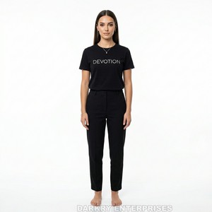 T-shirt noir minimaliste pour femme, vente en gros, avec impression de texte 'Devotion', coupe ajustée personnalisée, haut en coton pour femme, vêtement haut de gamme - Product Image 1