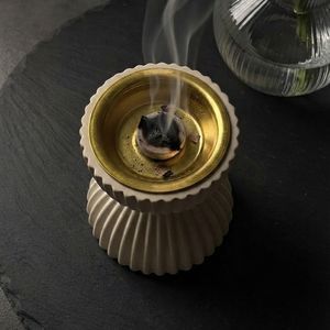 Brûle-encens élégant en bois blanc cannelé, doté d'un design à double niveau et d'un bol intérieur doré brillant, pour une décoration intérieure moderne. - Product Image 4