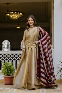 Ensemble de vêtements ethniques festifs pour femmes, comprenant un lehenga en viscose Banarasi, une blouse brodée à la main, un dupatta en dentelle brodée et une jupe évasée cousue. - Product Image 1