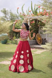 Lehenga de Seda Romana de Diseñador con Blusa sin Mangas de Encaje Espejo 24 Kali Flare, Atuendo Tradicional Indio - Product Image 3