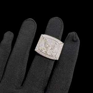 แหวนเพชรโมอิสซาไนต์แบบ Iced Out สุดหรู สไตล์ฮิปฮอปสำหรับผู้ชาย แหวนตราประทับ ความใสระดับ VVS แหวนแฟชั่นสุดอลังการ ของขวัญพรีเมียมสั่งทำพิเศษ - Product Image 4