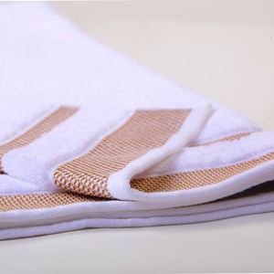 Serviette de bain blanche de luxe avec tissu éponge épais et moelleux, conçue pour un confort maximal et une séchage rapide - Product Image 1