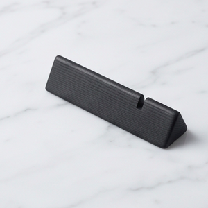 Repose-cuillère en bois noir écologique, parfait pour la cuisine et la table - Product Image 1
