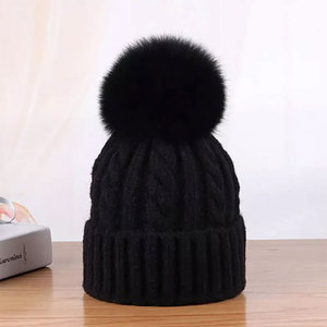 Bonnet en tricot noir unisexe avec pompon en fourrure, couleur unie, décontracté, chaud pour l'hiver, réglable, pour l'extérieur, la plage, les fêtes, pour adultes - Product Image 1