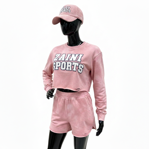 ชุดเซ็ตเสื้อครอปและกางเกงขาสั้นสำหรับผู้หญิง ผ้าคอตตอนผสมโพลีเอสเตอร์เนื้อฟลีซคุณภาพสูง 280 GSM สัมผัสนุ่ม สีชมพู แต่งโลโก้ด้วยเทคนิค Applique - Product Image 4