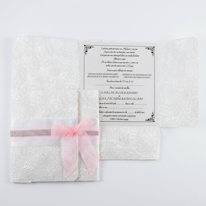 Cartes de mariage élégantes en blanc métallisé avec une finition haut de gamme, idéales pour les invitations de mariages de luxe et les célébrations mémorables. - Product Image 1