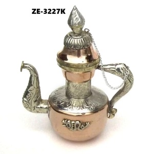 Carafe en métal rustique artisanale de qualité supérieure, récipient à eau vintage pour la décoration de fermes, maisons, restaurants et hôtels - Product Image 1