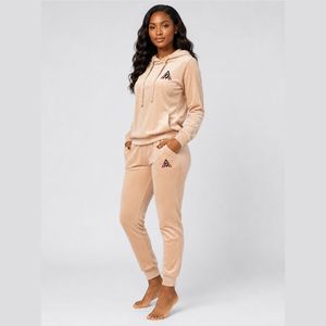 Survêtement en velours de luxe pour femme, doté d'un tissu léger, d'une sensation chaude et d'un ajustement confortable, idéal pour les tenues décontractées, la vente au détail et les commandes en gros. - Product Image 3