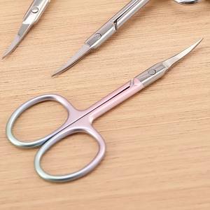 Ciseaux de précision en acier inoxydable - Un outil de beauté multifonctionnel pour les soins des sourcils et du maquillage, avec une poignée antidérapante - Product Image 1