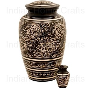 Urna Funeraria Negra de Lujo con Diseño Floral en Relieve - Artesanía India Ecológica para Entierro y Conmemoración - Product Image 2