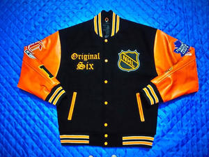 Chaqueta Varsity Personalizada de Lana Negra para Hombre, Chaqueta Bomber con Mangas de Cuero Naranja y Múltiples Parches, Uniforme de Béisbol Letterman al por Mayor - Product Image 2