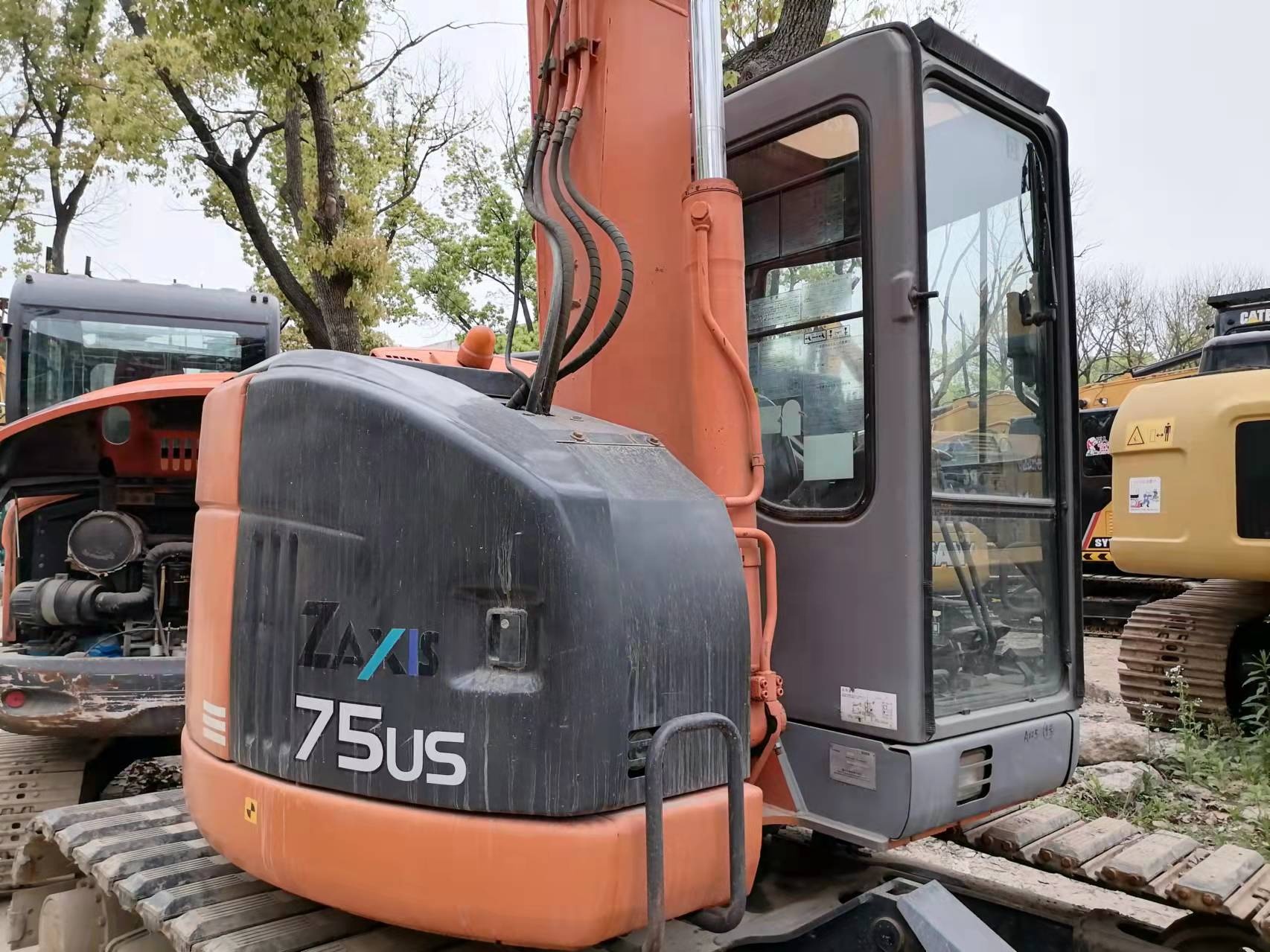 Used Hitachi ZX75 Crawler Excavator for Sale - 7.5 Ton