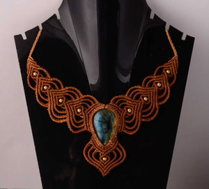 Collar de Perlas de Agua Dulce Hecho a Mano con Colgante Azul Brillante Ajustable para Fiestas y Eventos - Product Image 1