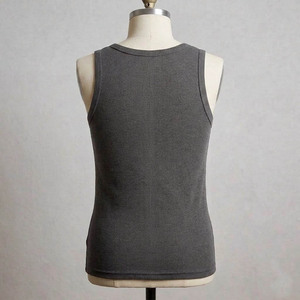 เสื้อกล้ามถักคอโอเวอร์ไซส์สีเทาเข้มสำหรับผู้ชาย คุณภาพสูง ขายส่ง สไตล์ลำลอง สีพื้น ผ้าเจอร์ซีย์คอตตอน 100% - Product Image 3