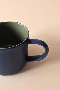 Taza de café de cerámica con exterior azul profundo brillante, interior de líneas limpias, agarre cómodo y diseño que conserva el calor para hogares modernos. - Product Image 4