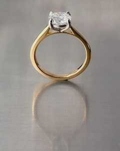 Bague de fiançailles solitaire avec diamant rond de laboratoire de 2 carats – Or jaune, certifiée IGI - Product Image 3