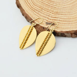 Boucles d'oreilles élégantes plaquées or 18 carats avec détails perlés |   Grandes boucles d'oreilles en forme de goutte d'eau - Product Image 2