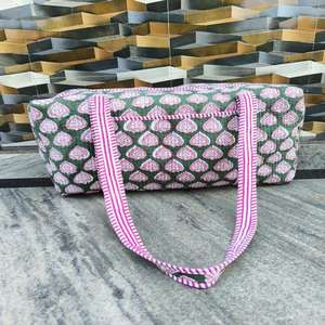 Bolsa de Viaje Acolchada de Algodón, Hecha a Mano en India, de Lujo, Duradera y Cómoda, para Mujer, Informal, de Fin de Semana, con Cierre, para Compras - Product Image 1