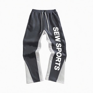 Ensemble de survêtement homme streetwear personnalisé pour l'hiver, comprenant un sweat à capuche zippé coupe oversize et un pantalon de survêtement évasé, en molleton bouclette avec impression sérigraphiée - Product Image 3