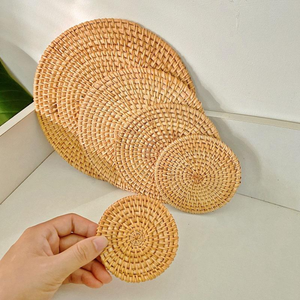 Posavasos Clásico de Mimbre Hecho a Mano con Incrustaciones de Cerámica y Flores, Base para Bebidas Tejida Naturalmente, Hecho en Vietnam - Product Image 3