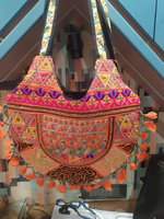 Sac fourre-tout brodé patchwork tribal, sac à bandoulière bohème, sac à main artisanal en textile avec coquillages et pompons pour femme