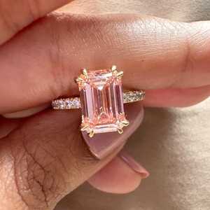 Bague solitaire en or jaune 14 carats avec diamant rose taille émeraude de 3,01 carats, cultivé en laboratoire, sertie à griffes, cadeau romantique pour fiançailles ou soirée - Product Image 1
