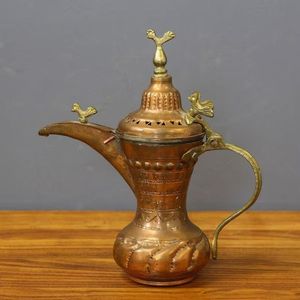 Cafetière arabe traditionnelle en cuivre de qualité supérieure, conçue pour servir du café arabe authentique avec un design élégant - Product Image 1