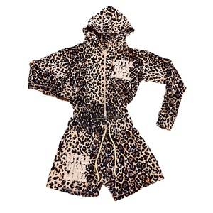 ชุดเซ็ตเสื้อฮู้ดครอปซิปผ้าฟลีซสีชมพูเนื้อดี ระบายอากาศได้ดี พร้อมกางเกงขาสั้น |   เสื้อสตรีทแวร์คอตั้งทรงหลวมสำหรับผู้หญิง - Product Image 1