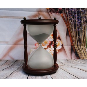 Sablier traditionnel en bois avec verre givré et cadre orné pour la décoration intérieure - Product Image 5