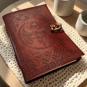 Diario de viaje de cuero genuino A6, mini diario de regalo hecho a mano con borde deshilachado, encuadernación térmica, cuaderno de bocetos con correa estilo antiguo, 100 hojas de papel de piedra - Product Image 1