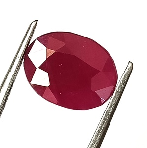 Pierre précieuse naturelle en rubis africain de 4,30 carats, taille ovale, facettée, non montée - Product Image 2
