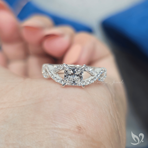 แหวนเพชรทรงปรินเซสคัท 1 กะรัต เพาะเลี้ยงในห้องปฏิบัติการ รับรองโดย IGI ดีไซน์แบบสปลิตทวิสต์ประดับเพชรแบบพาเว่ แหวนหมั้นทองคำขาว 10K - Product Image 5