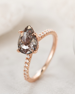 แหวนหมั้นทองคำ 18K สุดหรู ประดับด้วยมอสซาไนต์ทรงหยดน้ำและฝังแบบ Prong Setting - โดดเด่นด้วยดีไซน์ที่เป็นเอกลักษณ์ของเรา - Product Image 3