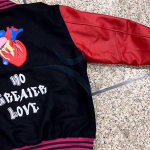 Chaqueta Varsity Negra y Roja de Buena Calidad de Marca Privada ORCAFITS con Ribete Rosa, Letra L Bordada, Cierre Frontal, Corte Regular - Product Image 3