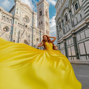 Nuevo Vestido Amarillo Vibrante para Sesión de Fotos en Florencia, Italia, con un Elegante Vestido de Satén de Seda que Fluye - Product Image 3