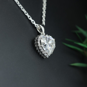 Collar con Colgante de Plata de Ley 925 con Moissanita en Forma de Corazón, Engaste de Garra Chapado en Oro de 14k, Estilo de Lujo Discreto Certificado - Product Image 3